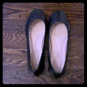 Round toe black flats NWOT